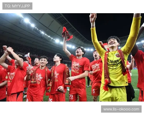 上海海港夺冠颁奖仪式张琳芃带年轻球员